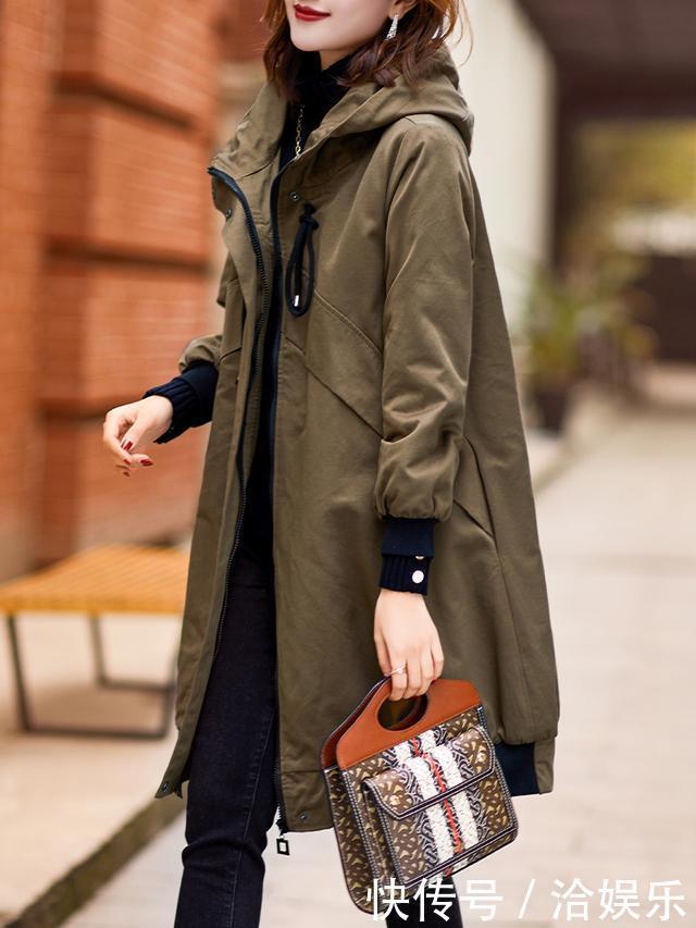 品味高的女人，衣橱都少不了这“连帽外套”，45+左右穿特轻奢