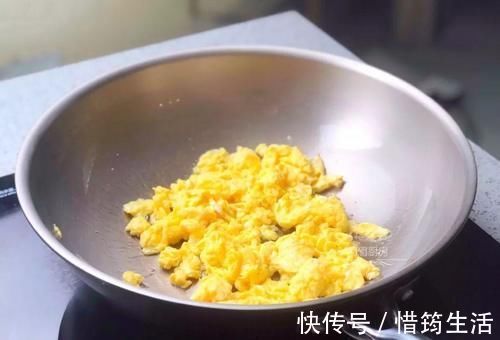 不用揉面，这菜做的饼真香，忍不住吃光了一大盘！