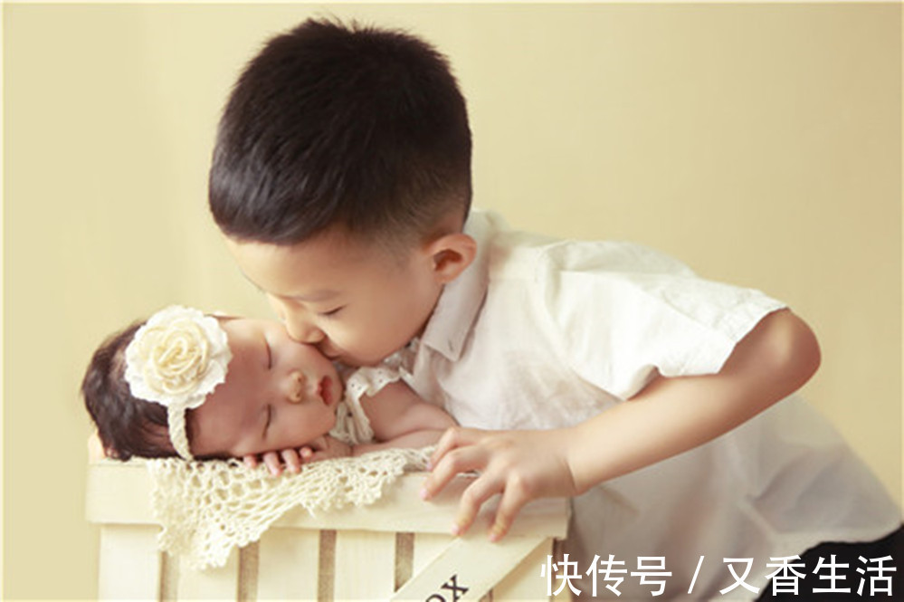 地位|“地位最低”的弟弟,服侍姐姐相当顺手,网友:弟弟你经历了什么