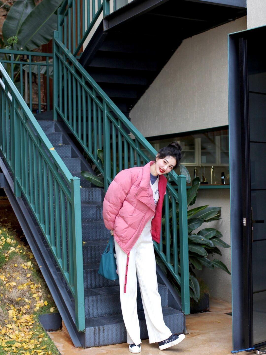 百搭 今年流行羽绒服搭配针织裤,穿上身百搭又时尚!