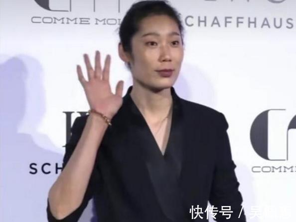 中国女排|郎平师徒聚餐，郎平暖心为好友签名，教授丈夫默默陪伴，太暖了！