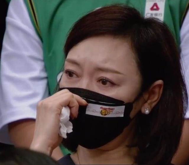 母亲|张镇麟的妈妈王芳,不雅之举上了热搜,胡明轩的漂亮妈妈太温柔了