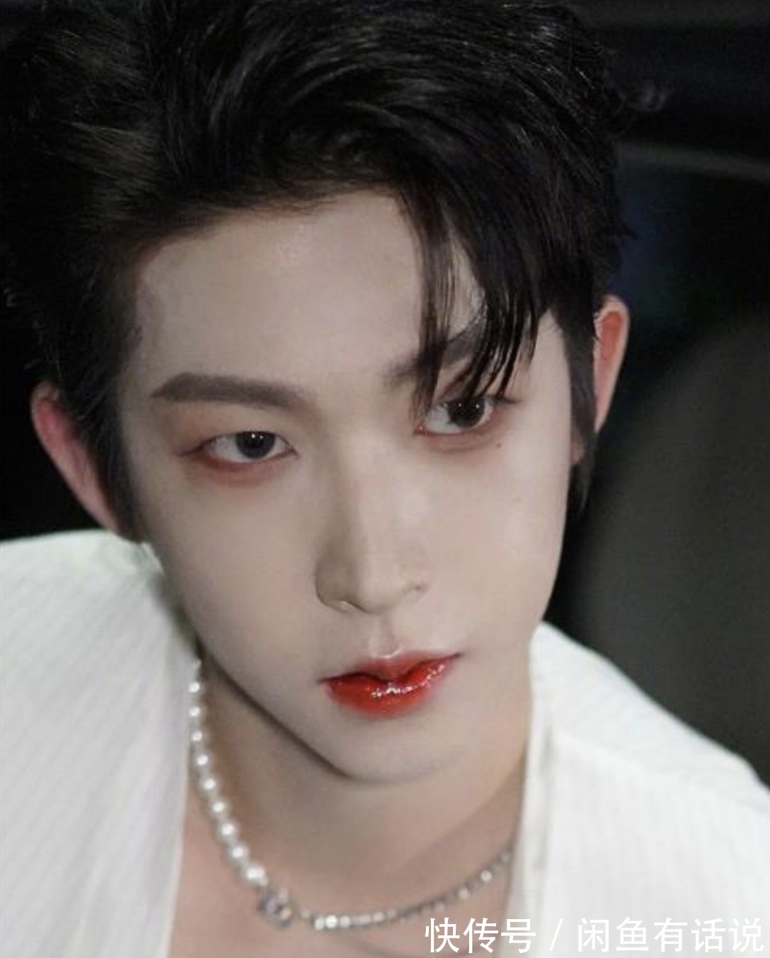 爱豆们|现在的男爱豆真拼，抹口红挂耳环不算啥，穿“开叉裙”才叫真厉害