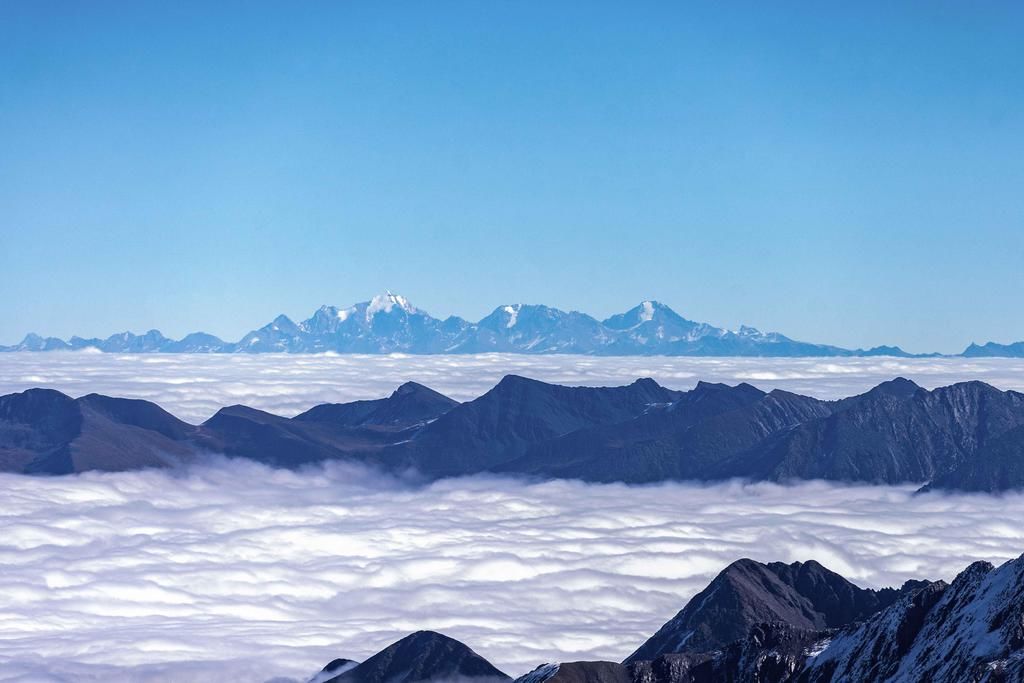 冰川|红军翻越的最后一座雪山，其中隐藏着神秘冰川，游客可乘缆车穿云