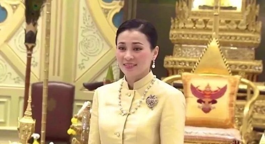 西拉米$泰国单纯的诗妮娜贵妃,遭到无情碾压,温柔大方的王后有如此毒辣