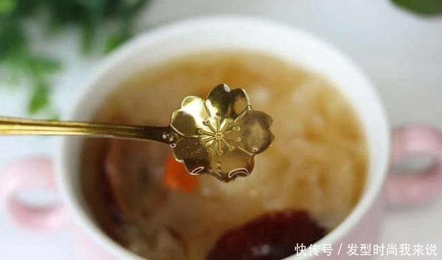 它价格亲民,是“穷人的燕窝”,三天两头熬一碗,养出好容颜!