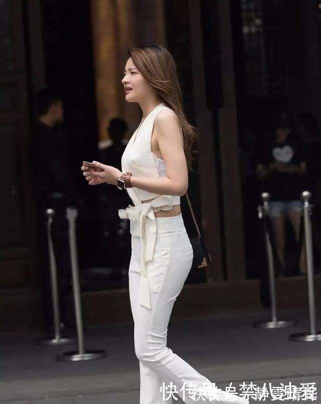 一字领 紧致凹凸的瑜伽裤美女,跟头发的颜色交相辉映,时尚无敌