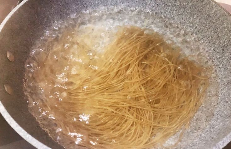 ?粉条直接下锅炒，难怪不好吃！教你一个妙招，不坨不粘锅味道香