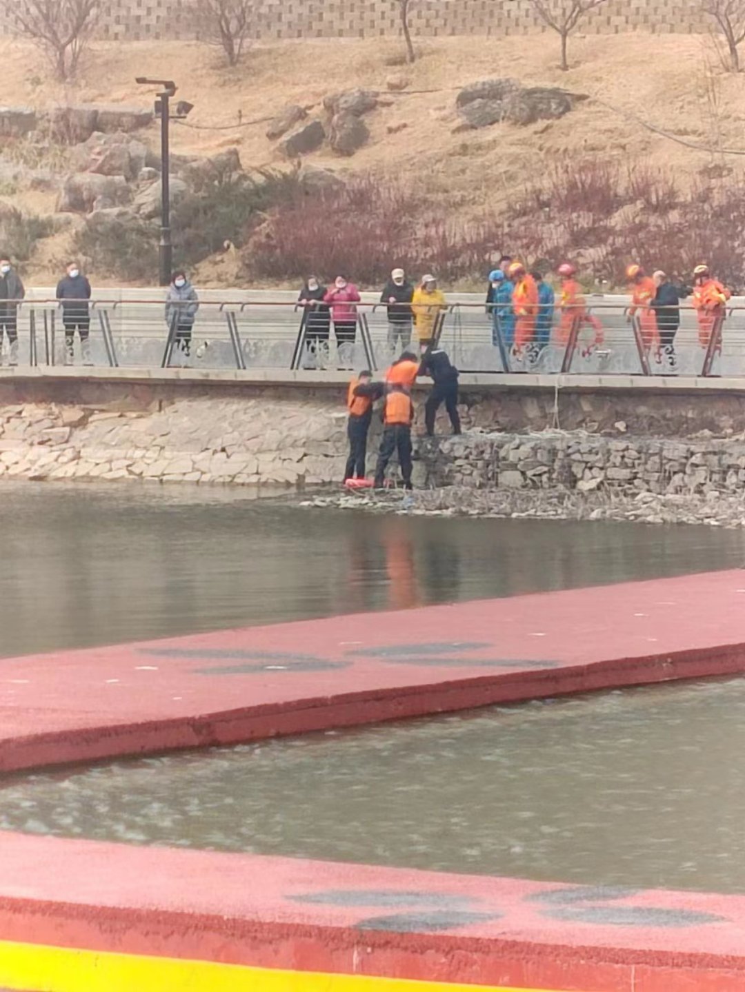 女子跳河轻生，三门峡特警冰河中救回生命