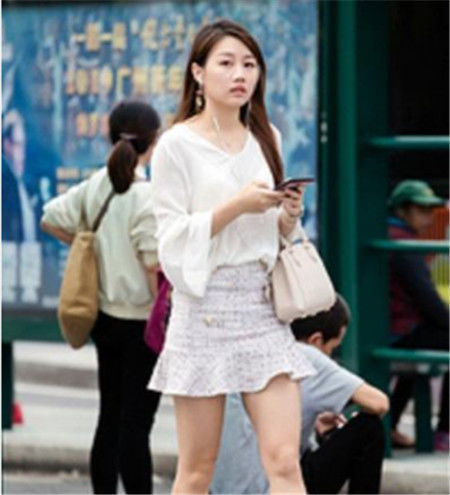 街拍：气质美女玫红色吊带连衣裙，唯美时尚，尽显女人味