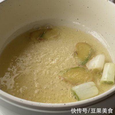 黄鱼|#鲜到鲜得，月满中秋，沉鱼落宴#小黄鱼焖饼子