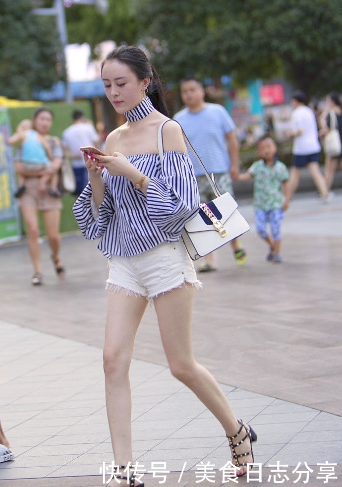  女人味|美女街拍：衬衫与牛仔裤的夏季搭配，时髦又有女人味!