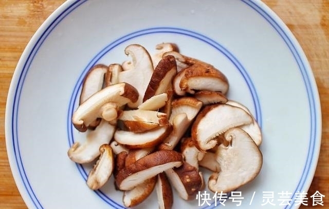 蒸鱼豉油|只会水煮鸡胸肉？加点蚝油配香菇，鲜嫩还下饭