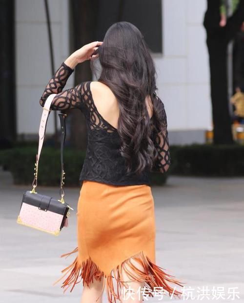 小姐姐|街拍小姐姐短袖衬衫搭配一步裙,简约风格装扮出的自然唯美