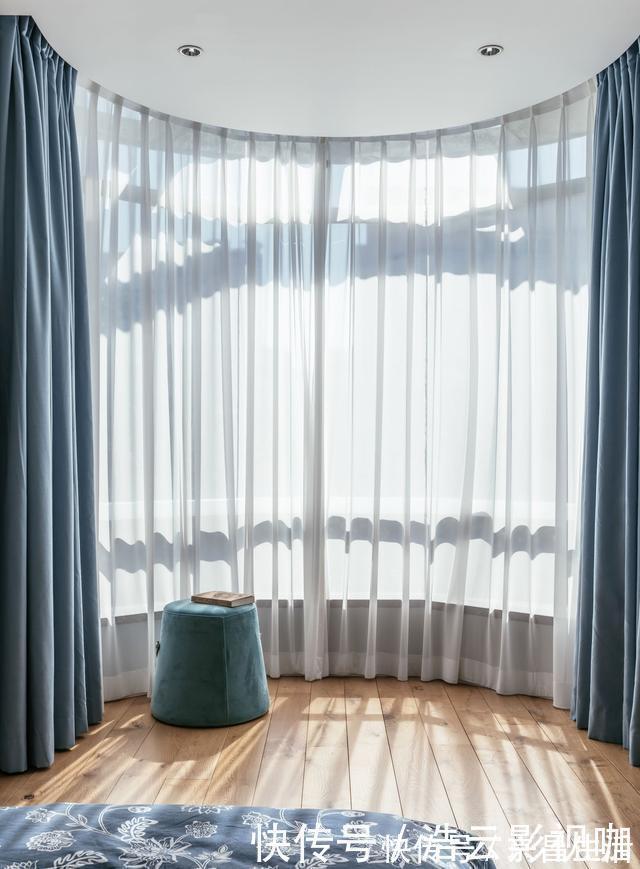 客厅|这对夫妻很有远见,客厅不放沙发茶几,让一家人的感情快速升温