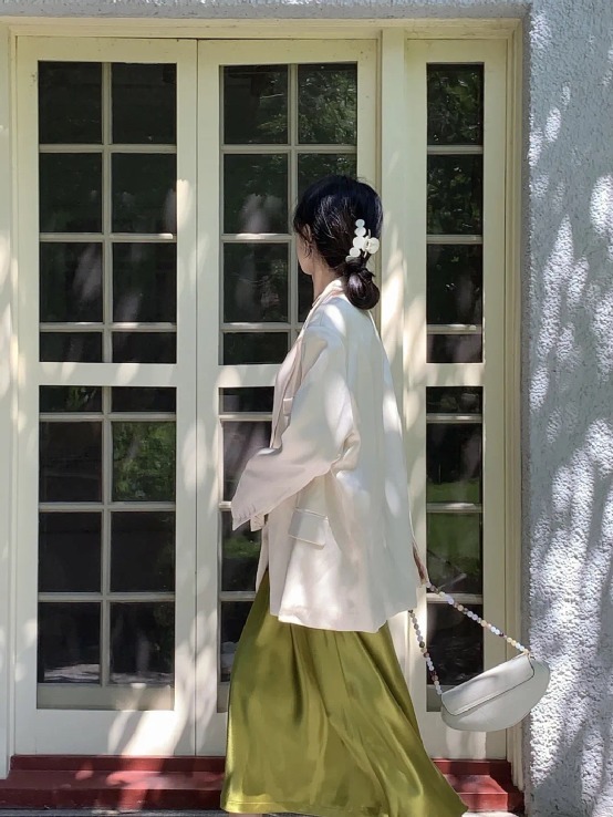 初春的温柔穿搭得这样穿!薄外套+奶油裙,真女人的时髦穿法