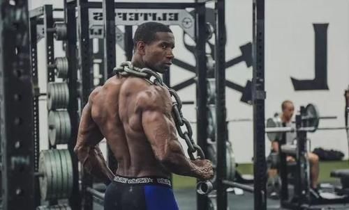 哑铃卧推|经典胸背超级组训练，最大化增肌训练效果