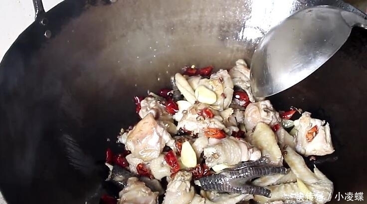 鲜嫩|炖鸡肉时,不要直接加水炖,多加这一步,鸡肉鲜嫩,还不腥