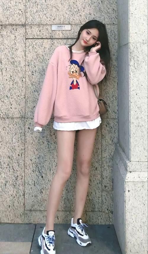 美女着粉色卫衣叠穿搭配短裤，轻松穿出迷人大长腿，年轻又显活力