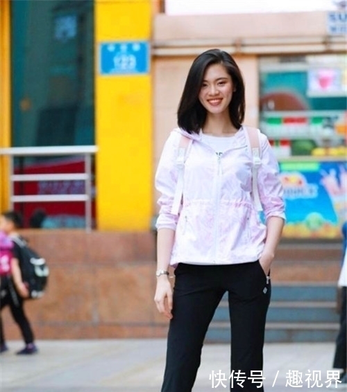 街拍超可爱的小姐姐,大长腿十分亮眼,非常有女人味