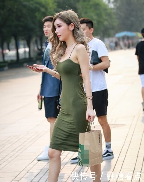 视线|街拍:时尚又气质,完虐两个路人,在我的视线的只看到了你的存在