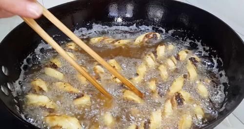 面团|麻花这做法太神奇了,锅里一炸,比油条薯条还香,新手一次就成功