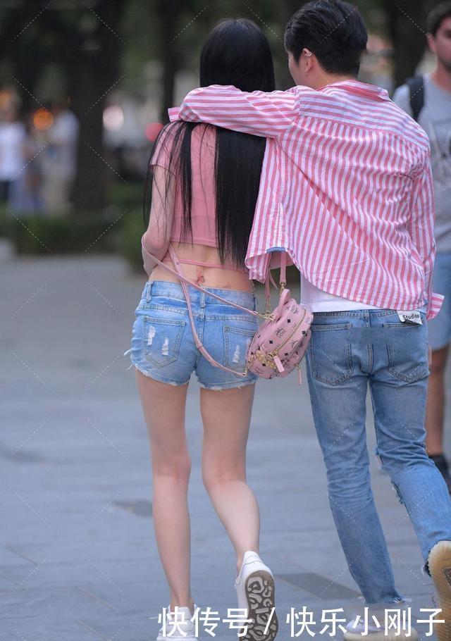 视觉效果|粉色少女风低胸搭配蓝色链条短裤，有气质一点，凸显自己的优势