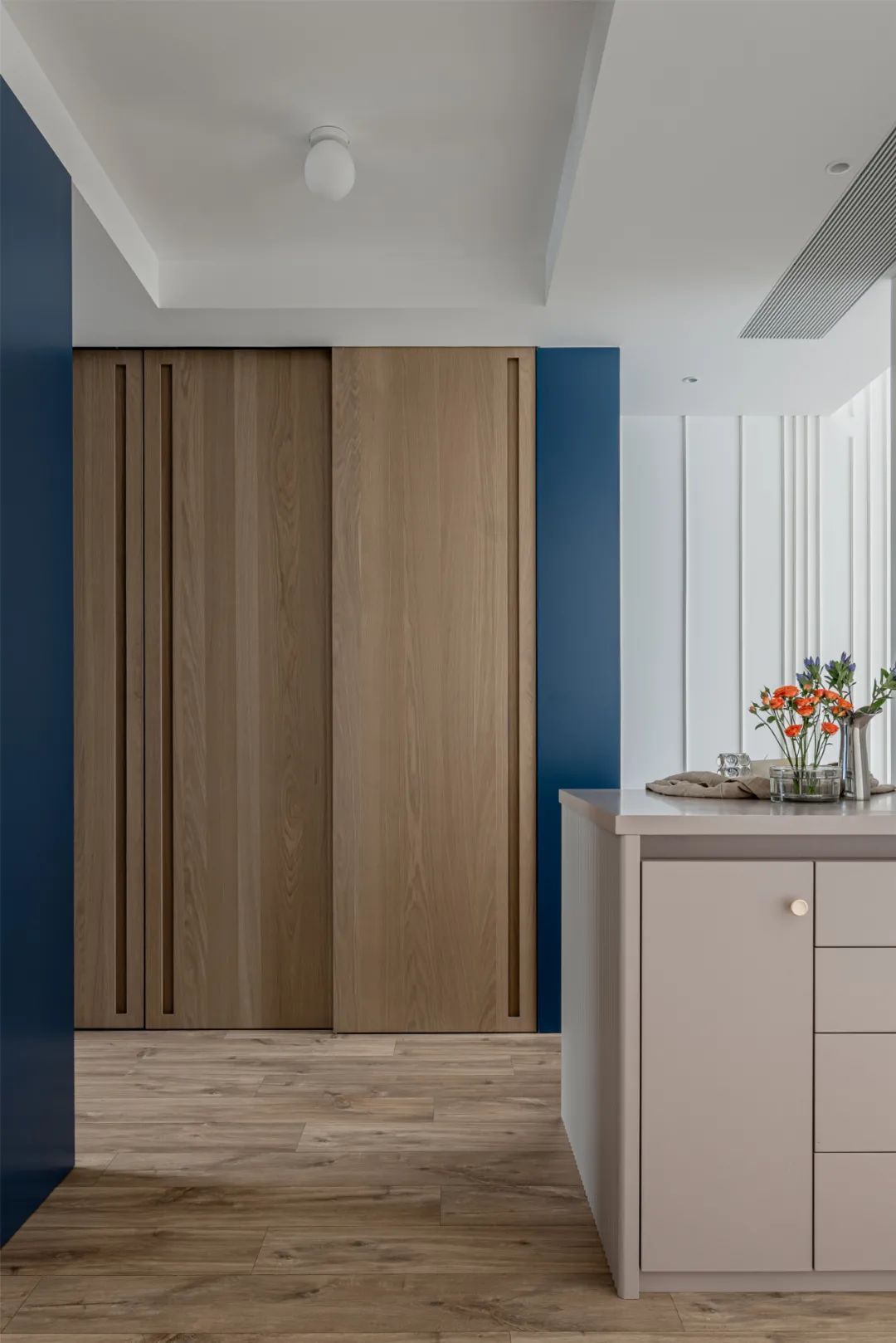 布置|210㎡简约大平层,淡雅温馨、绿植装饰,生活文艺舒适