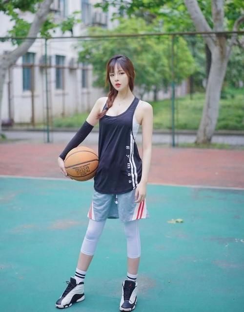 姐姐的运动风格，吊带背心+灰色短裤，酷帅而淘气