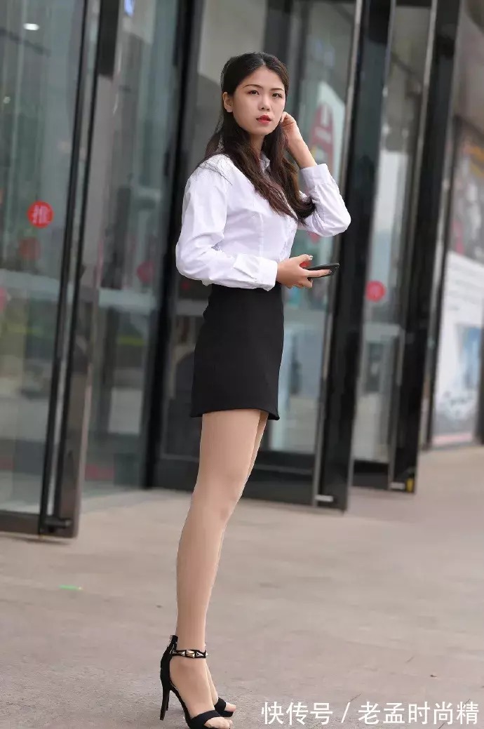 大长腿 街拍:大长腿,穿白衣黑裙的性感小姐姐