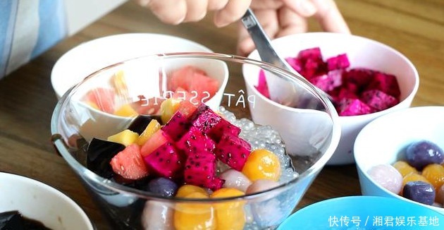 倒入|甜品店仙草水果捞的秘制配方,做法简单,清热降暑,成本才几块钱