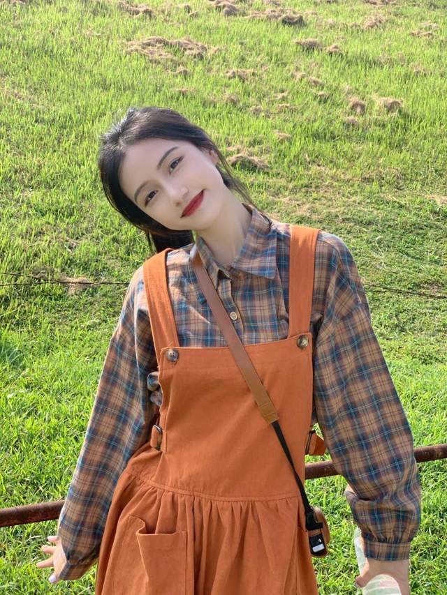 上衣|早秋穿这些就够了!牛仔背带裙+红色条纹上衣,实用又百搭