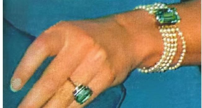 海蓝宝#同戴海蓝宝石首饰,卡米拉奢华繁琐戴妃简约大气,展现了两种美