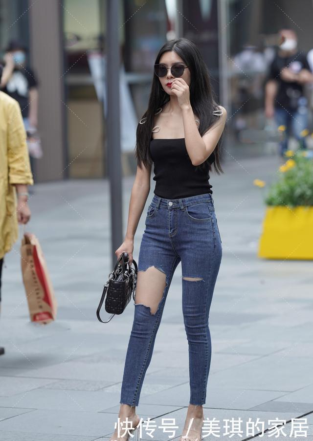 身材|苗条美女怎么穿搭?黑色吊带背心+紧身牛仔裤,秀出不一样的魅力