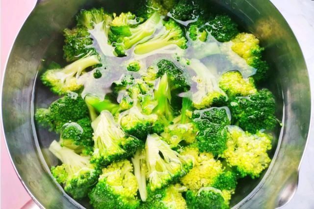 凉拌木耳西兰花|它是“清肠第一菜”，坚持每天吃一盘，刮油甩赘肉，一周瘦5斤