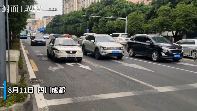 时段|早高峰时段孕妇大出血 成都交警用警车“开道”抢时间