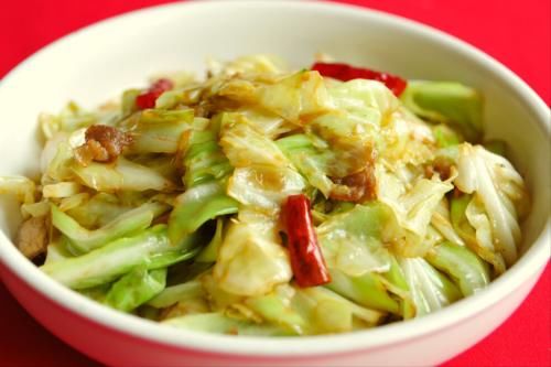 老厨子|做手撕包菜，味道要想正宗，焯水过油都不行，老厨子教你多做1步