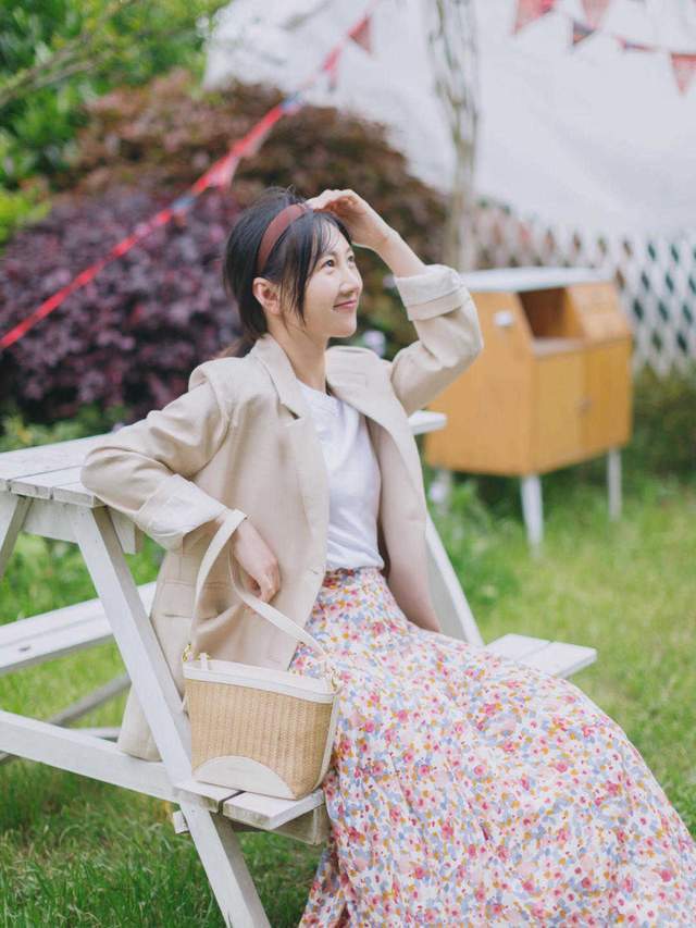 搭配|碎花裙在秋天没过时,依然很好看,搭配一件外套温柔优雅又有气质