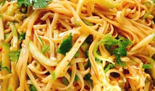 煮面条时，一煮“软趴趴”？注意这3步，面条劲道爽滑不软烂