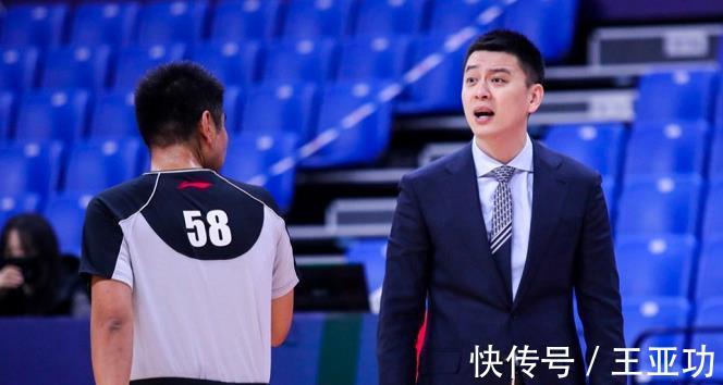 杨鸣|争议!郭艾伦遭驱逐+辽篮连续被吹,杨鸣怒了:给我往死里打