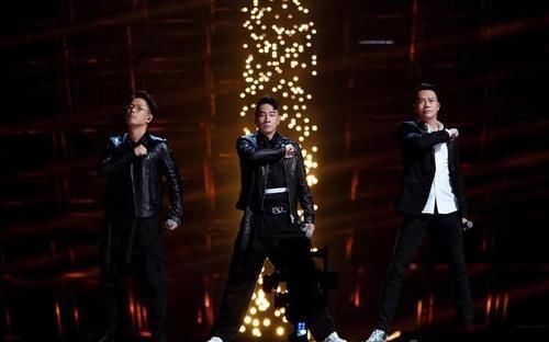 哥哥们在披荆斩棘,但人气区别明显,部落队长成为关键因素?