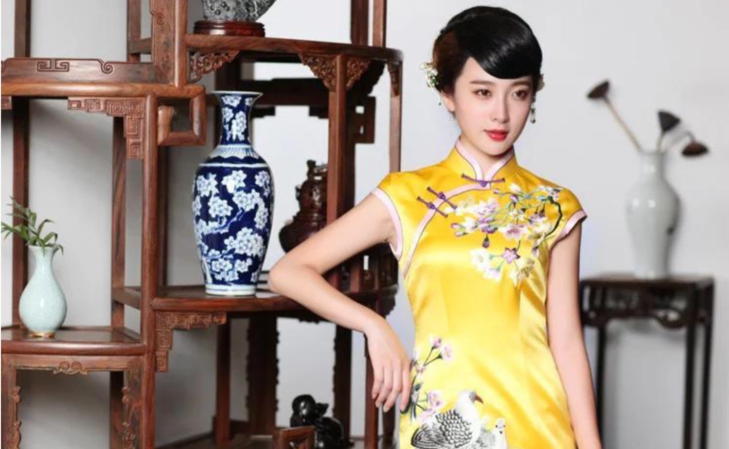 草原|为什么旗袍要设计成两侧开衩的有什么依据吗看完长见识了！