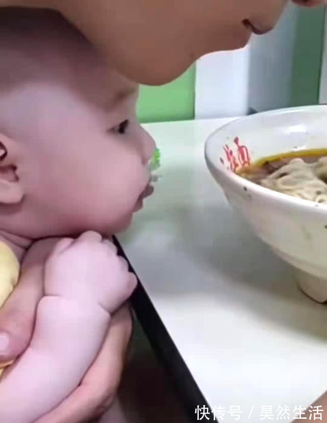 爸爸|爸爸为吃独食,对宝宝用“锁喉功”,宝宝之后的表现让妈妈笑喷