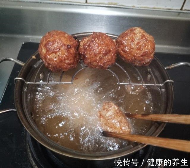 红烧狮子头,肉香四溢,美味下饭!