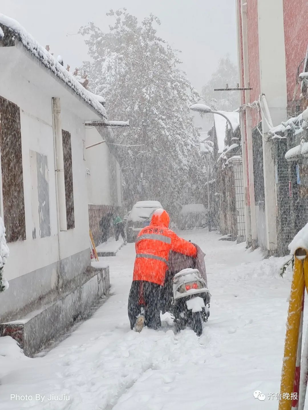 多云|济南已达暴雪！绕城高速关闭，多路公交停运，景区临时闭园，外卖小哥走着送餐...