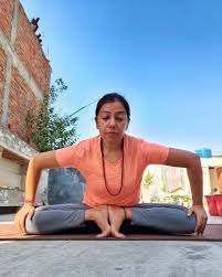 瑜伽之光|瑜伽高级坐姿体式：双脚并拢根式，你解锁了吗？