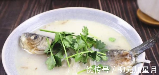 炖鱼汤，做好5个重要步骤，出锅后汤白味道香，不发黑没腥味！