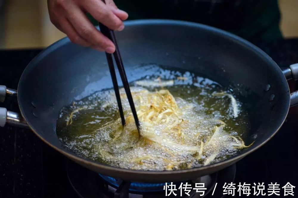 炸过鱼的油别再倒掉了,学会这个办法,“腥油”变“香油”