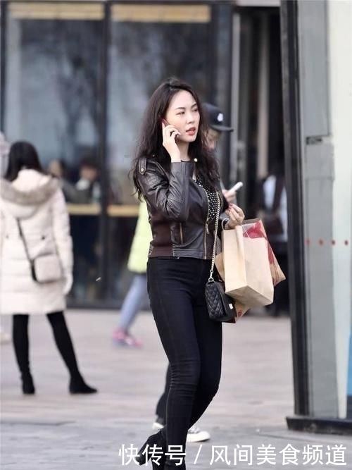 黑色紧身牛仔裤,身材微胖的姑娘穿着更有型,短款皮夹克更显气质