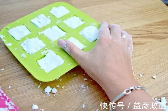 小苏打+|马桶水箱里放这个东西,再也用不到马桶刷了,好神奇啊